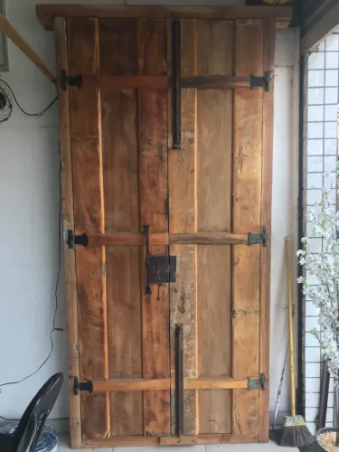 Porta em madeira de demolição