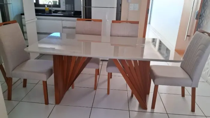 Mesa de jantar  semi nova