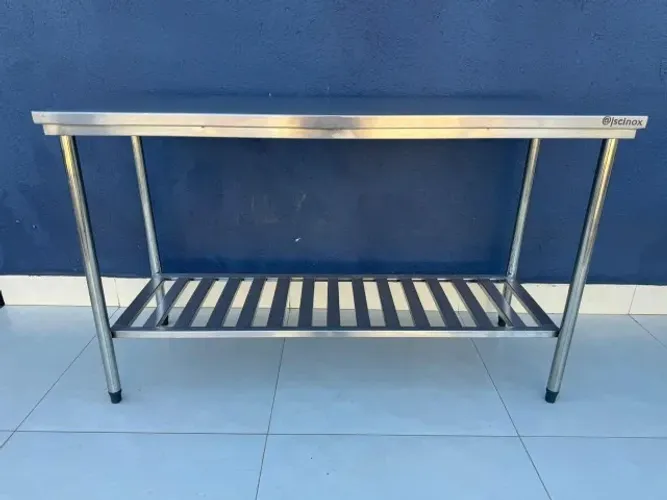 Bancada com paneleiro gradeado Inox.