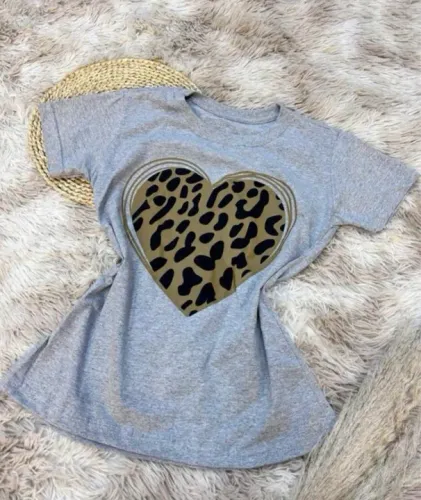 Camiseta Cinza com Estampa de Coração Animal