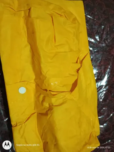 Capa de chuva amarela e bota de borracha