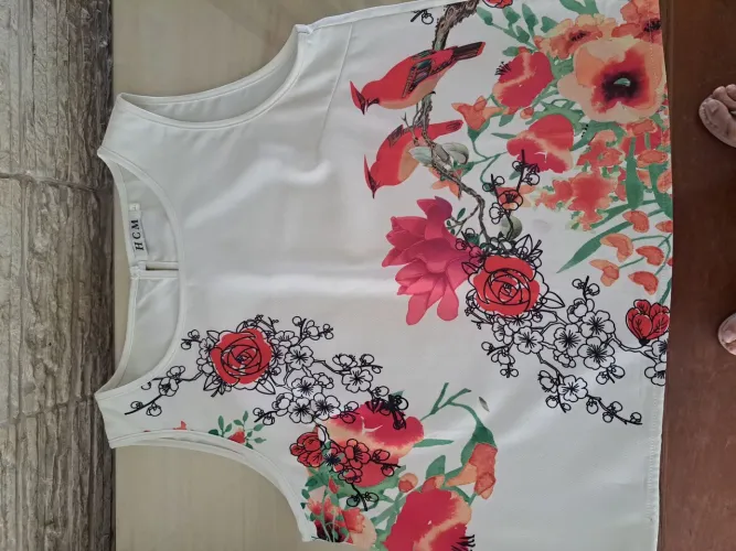 Blusa feminina branca com estampa floral