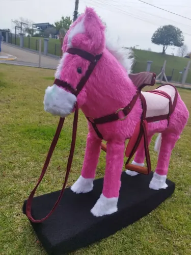 Cavalinho rosa de madeira e pelúcia 