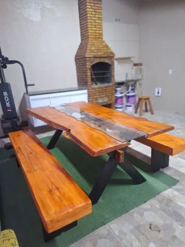 Mesas rústicas, vidro moldável