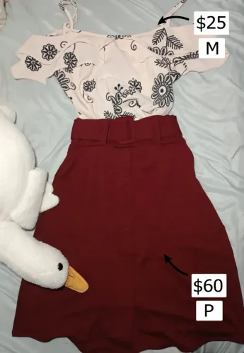 Conjunto blusinha de alcinha + saia bordô média com cinto e botões