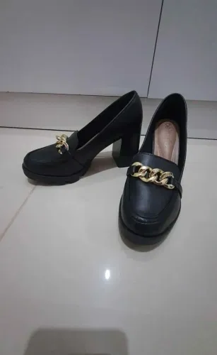 Sapato Loafer Feminino Preto Detalhe Corrente