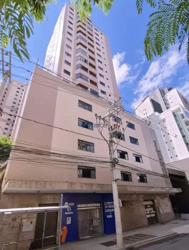Apartamento de 02 quartos, em condomínio bem estruturado com elevador e 01 vaga de garagem
