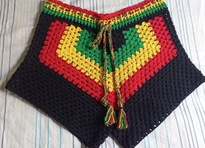 Short de crochê estilo reggae