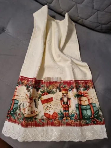 Toalhas de lavabo e panos de prato decorados.Valor por unidade e estampas variadas