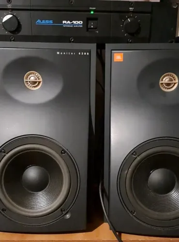 Caixas monitor jbl 4208  e amplificador alesis ra100