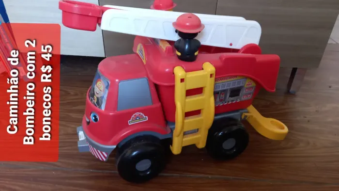 Caminhão de Bombeiro com 2 bonecos