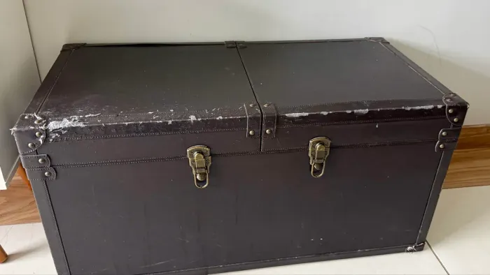 Baú madeira e couro com porta vinho 