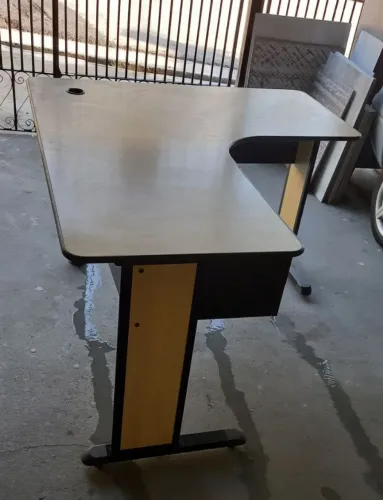 Mesa de Escritório em L medidas comp.1.40 x0.50 largura