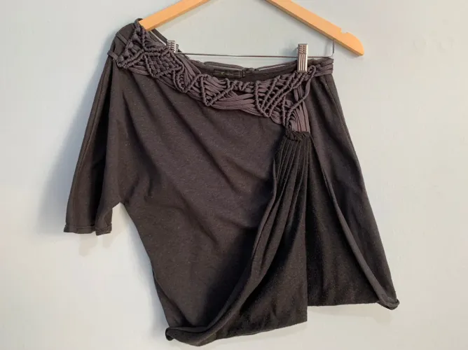 Linda blusa de um ombro só da marca Redley