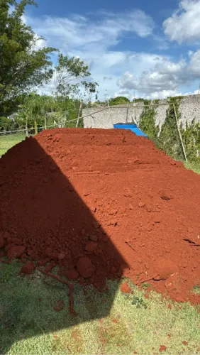 Aterro vermelho - terra limpa