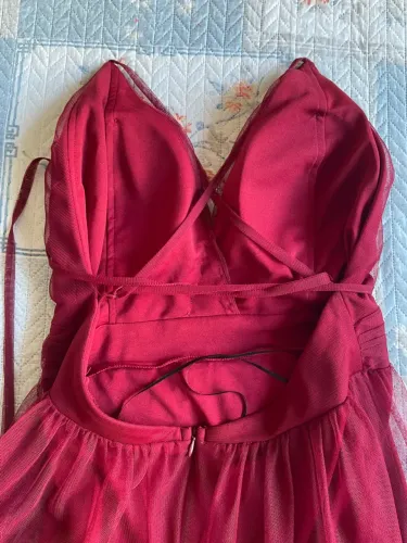 Vestido Vermelho de Festa com Detalhes em Tule