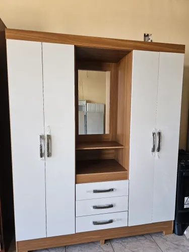 Guarda-Roupa Moderno com Espelho e Gavetas