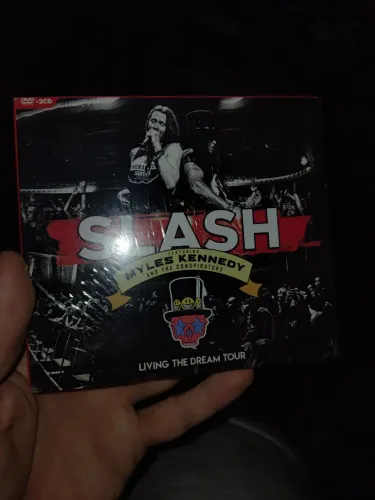 1 dvd + 2 cds slash featuring myles kennedy living the dream live (lacrado)