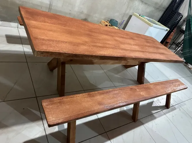 Mesa de madeira com banco/ Área externa 