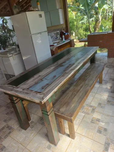 Mesa de jantar rústica com bancos