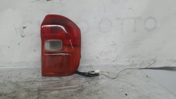 Lanterna Traseira Direita Toyota Rav4 00 01 02 03 Detalhe 