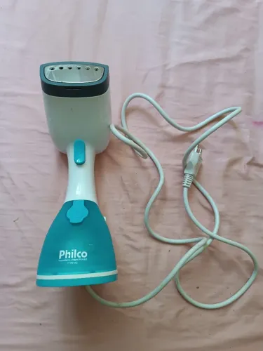 Passadeira a vapor portátil funcionando