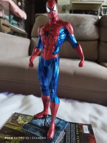 Estátua Homem-Aranha.