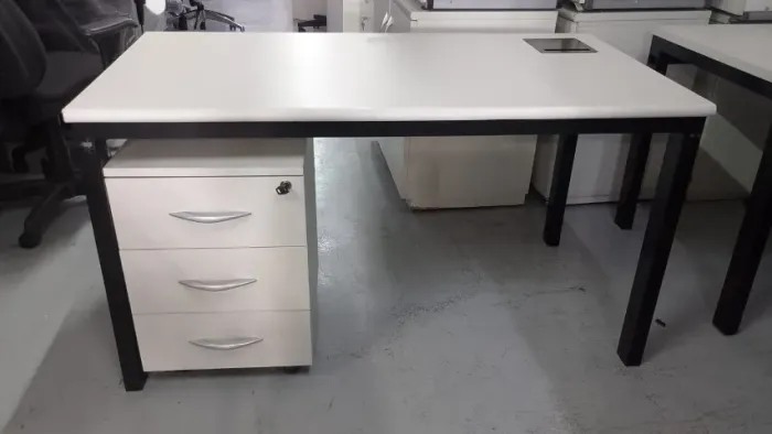 Mesa Com Gaveteiro Para Escritório