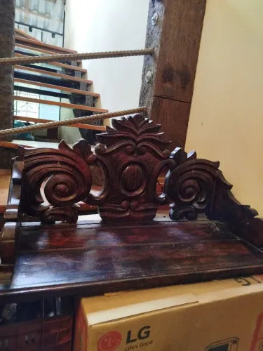 Prateleira de madeira maciça rústica com detalhes talhados