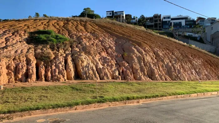 Em aclive e com 478 m² para você construir para venda