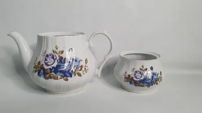 Bule e açucareiro de porcelana Chinesa com rosas azuis