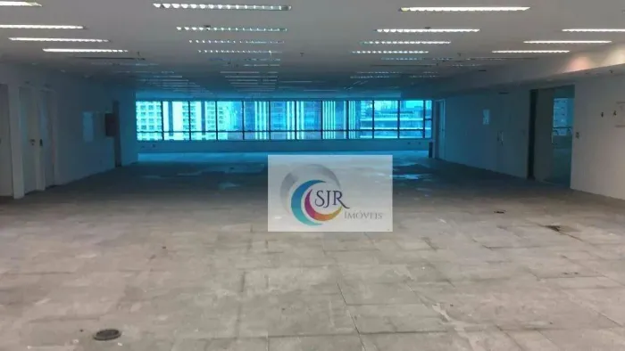 Conjunto comercial de 474m² de área útil em vão livre, piso elevado, forro de gesso, lumin