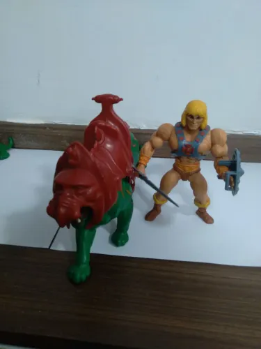Action Figure He-Man e gato guerreiro e pacatto 