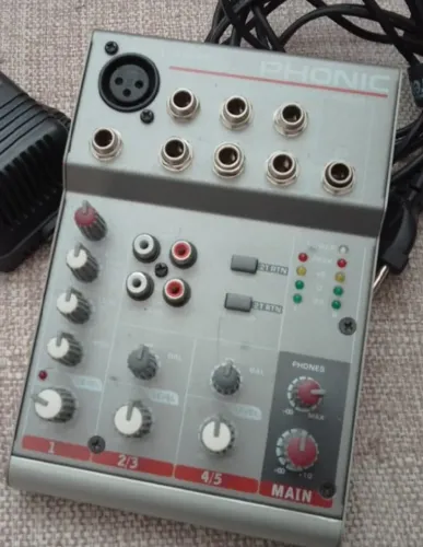 Mesa de Som 5 canais Phonic AM55