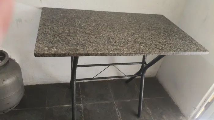 Mesa de mármore com 4 cadeiras
