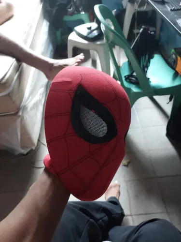 Vendo máscara do homem aranha