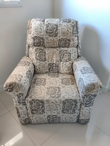 Poltrona estampada flores rosas