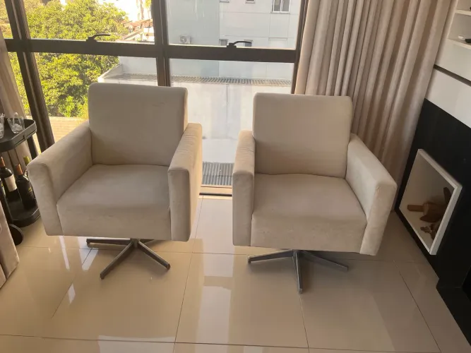 Duas Poltronas Giratórias Estofadas - Elegância e Conforto