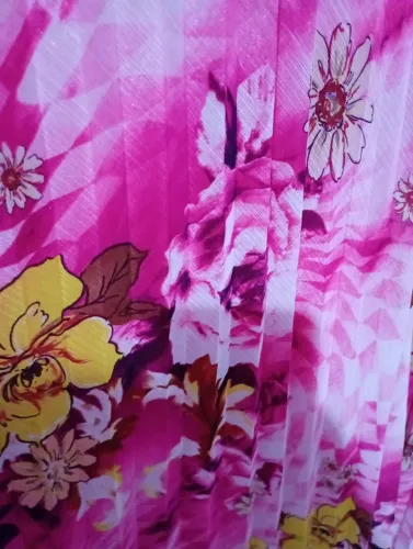 Vestido de festa, estampado com. Saia plinsada, usado só uma vez
