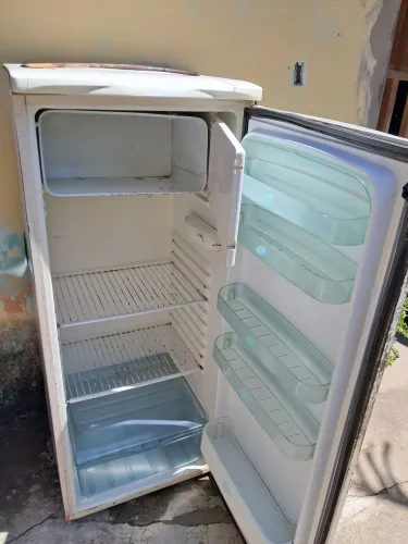 Vende-se uma geladeira. Tem cnvs no valor