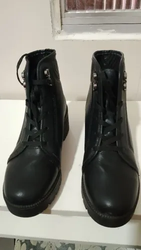 Vendo  uma bota preta  número 34  usada só uma vez