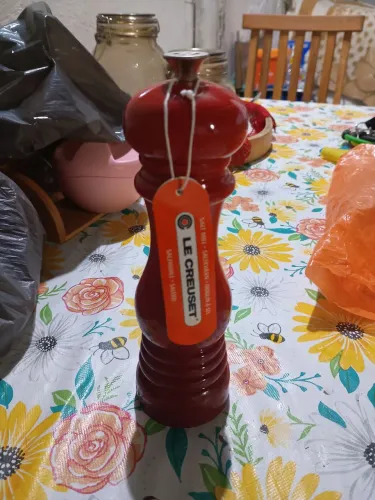 Moedor de sal le creuset 21cm Cerise novo com etiqueta