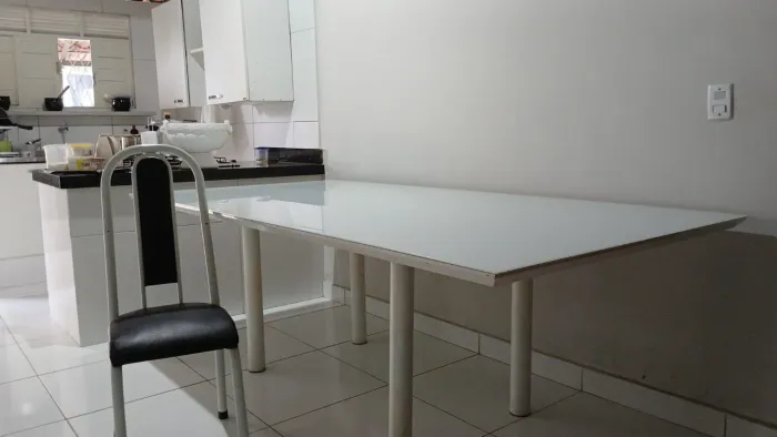 Mesa de vidro c/ 6 cadeiras, 2,40 de tamanho e 1,20 de largura