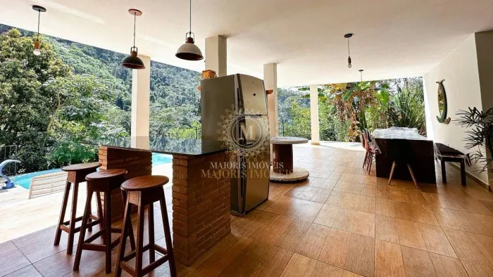 Casa de alto padrão, condomínio fechado e imersa na natureza, próximo de vitória