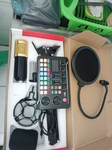 Microfone para podcast com suporte e mesa de som