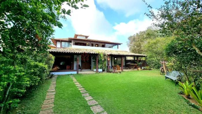 Deliciosa casa rústica, condomínio pé na areia com garagem náutica!