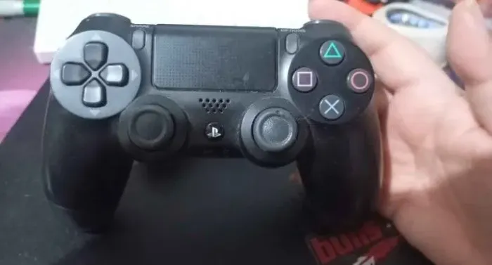 PS4 SLIM 500 GIGAS 2 CONTROLES VAI COM DOIS JOGOS DIGITAIS