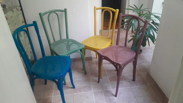Cadeiras palhinha coloridas