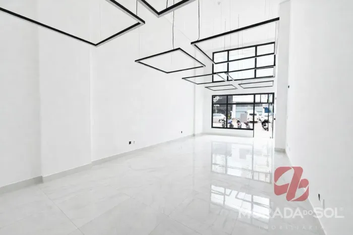 Sala Comercial no Centro de Itapema, 85m² para Locação