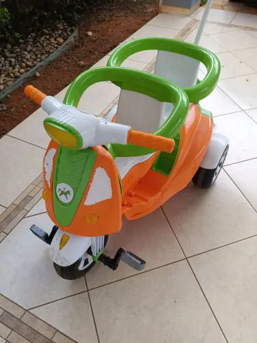 Vendo carrinho de passeio e pedal calesita para gêmeos